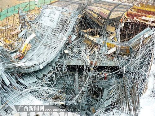 近1000平方米的楼面往一楼坍塌。 近1000平方米的楼面往一楼坍塌。