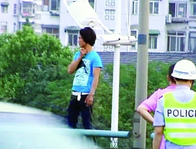 男子手持酒瓶抵颈欲跳高架 男子手持酒瓶抵颈欲跳高架