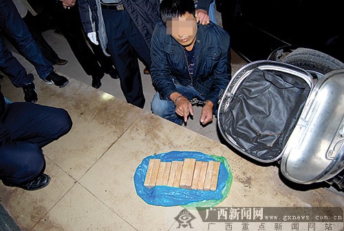 犯罪嫌疑人指认毒品.警方供图