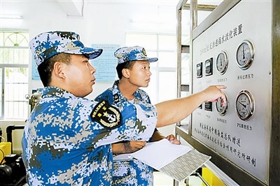 下图:驻西沙某部战士正在登记海水淡化设备的数据。邵龙飞摄 下图:驻西沙某部战士正在登记海水淡化设备的数据。邵龙飞摄