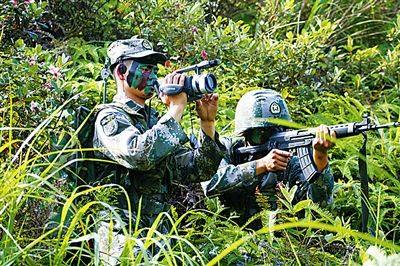 该团官兵正在巡逻执勤。冯 强摄 该团官兵正在巡逻执勤。冯 强摄