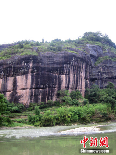 �����˱�ƴ�ɽΪ��ī�ң����ұ���һ����īɽˮ����