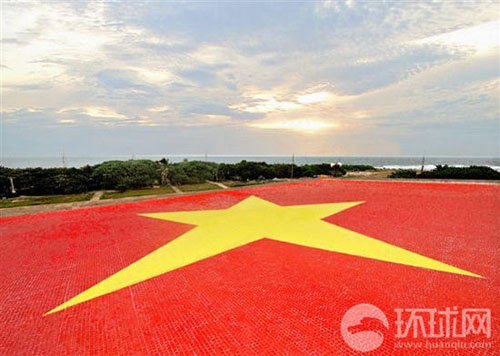 越南在中国南沙南威岛地面用陶片制作巨幅越南国旗造型(资料图) 越南在中国南沙南威岛地面用陶片制作巨幅越南国旗造型(资料图)