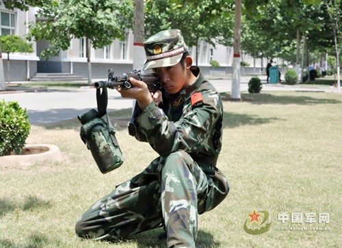 别人休息的时候给自己“开小灶”提高军事素质 陈梯供图 别人休息的时候给自己“开小灶”提高军事素质 陈梯供图