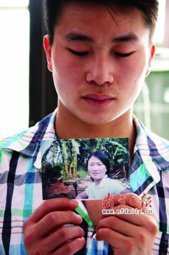 家属向记者出示死者聂某辉生前照片。 家属向记者出示死者聂某辉生前照片。