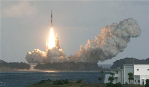 资料图片:H-2A火箭搭载一枚间谍卫星在2009年11月28日发射。 资料图片:H-2A火箭搭载一枚间谍卫星在2009年11月28日发射。