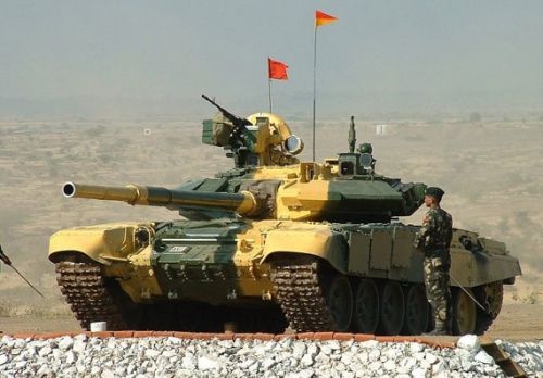 印军装备的俄制T-90S主战坦克(资料图) 印军装备的俄制T-90S主战坦克(资料图)