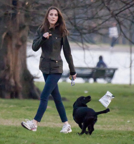 英国凯特王妃和爱犬“鲁波” 英国凯特王妃和爱犬“鲁波”