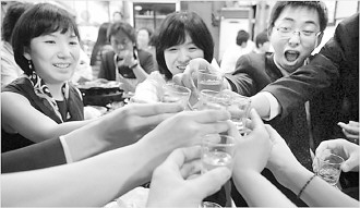 韩国的全年人均酒精摄取量为14.8升,位列世界第13位,但在亚洲居于首位。人均烈性酒消费世界第一。 韩国的全年人均酒精摄取量为14.8升,位列世界第13位,但在亚洲居于首位。人均烈性酒消费世界第一。