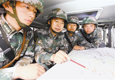 上图:王铁峰(左二)在部队机动途中研究作战方案。下班 本报特约记者 杨再新摄 上图:王铁峰(左二)在部队机动途中研究作战方案。下班 本报特约记者 杨再新摄