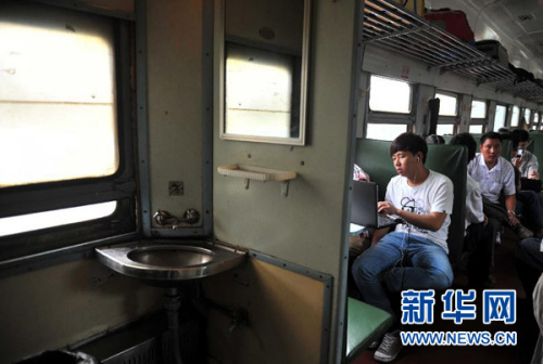 6月28日,记者登上6417次绿皮车,在现场了解到,乘坐列车的几乎都是常客。由于乘车的人不多,很多座位空了下来,一些乘客可以一个人坐整条座椅,比起公共汽车和地铁的拥挤,这趟绿皮车要舒服得多。 记者 李文摄 6月28日,记者登上6417次绿皮车,在现场了解到,乘坐列车的几乎都是常客。由于乘车的人不多,很多座位空了下来,一些乘客可以一个人坐整条座椅,比起公共汽车和地铁的拥挤,这趟绿皮车要舒服得多。 记者 李文摄