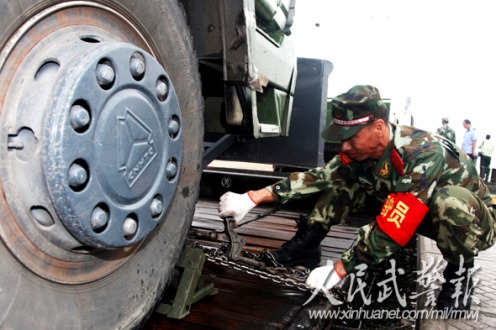 加固车辆。图片来源:人民武警报 加固车辆。图片来源:人民武警报