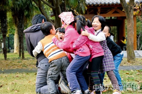 田志明和孩子们一起在南京玄武湖进行课外活动。图/受访者提供 田志明和孩子们一起在南京玄武湖进行课外活动。图/受访者提供