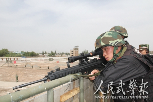 锤炼狙击技能。图片来源:人民武警报 锤炼狙击技能。图片来源:人民武警报