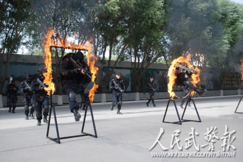 穿越火障。图片来源:人民武警报 穿越火障。图片来源:人民武警报
