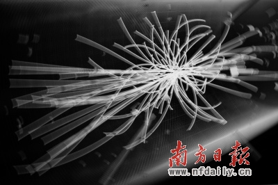 探测器中显示的粒子对撞后形成新粒子的运动轨迹图片。新华社发 探测器中显示的粒子对撞后形成新粒子的运动轨迹图片。新华社发
