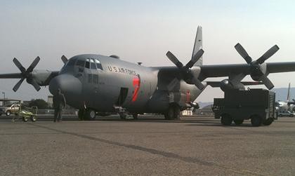 一架C-130飞机在阿尔伯克基准备执行灭火任务。 一架C-130飞机在阿尔伯克基准备执行灭火任务。