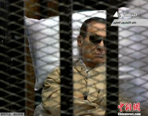 埃及法院6月2日对前总统穆巴拉克被控下令武力镇压示威者案做出判决。大法官艾哈迈德•里法特Ahmed Rifaat宣布，穆巴拉克被判终身监禁。图为穆巴拉克在庭审现场。（视频截图）