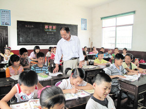 给孩子们上课,是汤光览最愉快的事。 朱炎皇 廖英 摄影报道 给孩子们上课,是汤光览最愉快的事。 朱炎皇 廖英 摄影报道