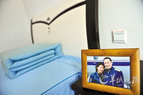 刘洋老部队的床头,她和丈夫张华的照片 羊城晚报记者 宋金峪 摄 刘洋老部队的床头,她和丈夫张华的照片 羊城晚报记者 宋金峪 摄
