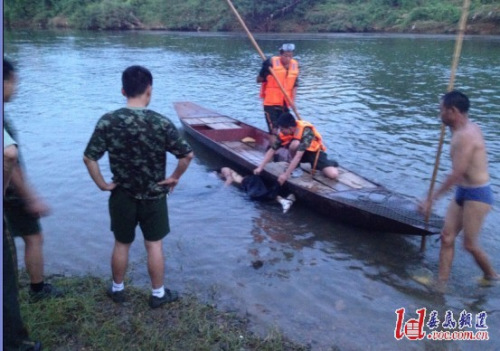 27岁的邓锦杰为了营救溺水的一家三口不幸献身。图为警方展开打捞 27岁的邓锦杰为了营救溺水的一家三口不幸献身。图为警方展开打捞
