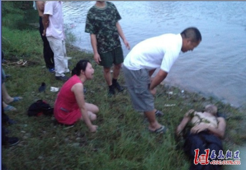 27岁的邓锦杰为了营救溺水的一家三口不幸献身,其姐姐、姐夫痛不欲生 27岁的邓锦杰为了营救溺水的一家三口不幸献身,其姐姐、姐夫痛不欲生