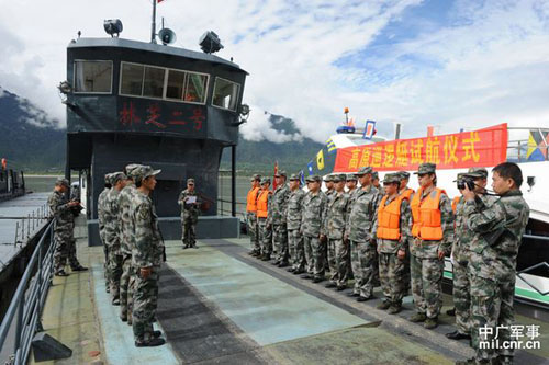 官兵在“林芝二号”为新服役的巡逻艇进行试航仪式。 官兵在“林芝二号”为新服役的巡逻艇进行试航仪式。