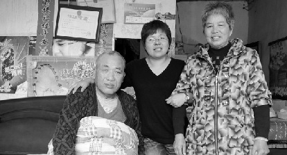 方亚儿(中)与董圣华、章勉芬夫妇合影 本报通讯员 徐静提供 方亚儿(中)与董圣华、章勉芬夫妇合影 本报通讯员 徐静提供