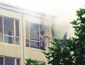 男子从六楼跳下瞬间(网友摄) 男子从六楼跳下瞬间(网友摄)
