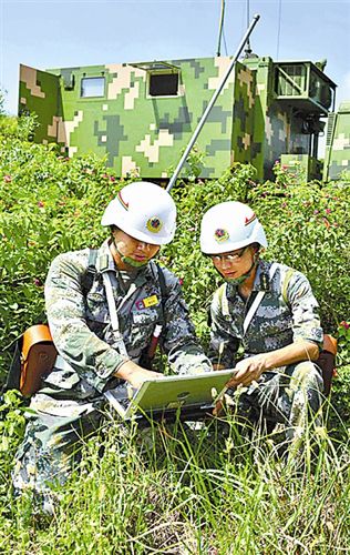 导调员使用数字化终端进行导调作业 导调员使用数字化终端进行导调作业
