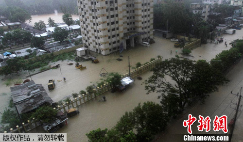 孟加拉国警方和官员称,该国遭遇数年来最严重暴雨袭击。 孟加拉国警方和官员称,该国遭遇数年来最严重暴雨袭击。