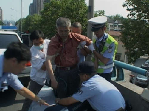 救护人员赶到。张先生提供 救护人员赶到。张先生提供