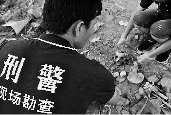 刑警正在对白骨进行鉴定 刑警正在对白骨进行鉴定