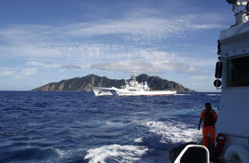资料图:日本海上保安厅舰艇在钓鱼岛附近海域巡逻 资料图:日本海上保安厅舰艇在钓鱼岛附近海域巡逻
