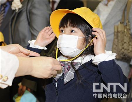 参加开学典礼的福岛小学新生(来源:日本共同通讯社) 参加开学典礼的福岛小学新生(来源:日本共同通讯社)