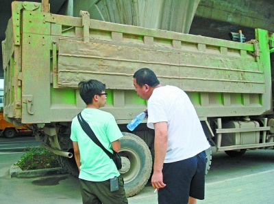 渣土车司机陈师傅(右)接受采访 渣土车司机陈师傅(右)接受采访