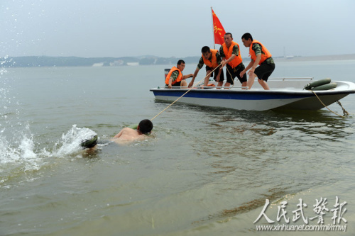 水上救援练习。图片来源:人民武警报 水上救援练习。图片来源:人民武警报