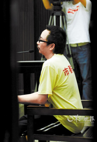 涉嫌收取“茶水费”的蔡锦伦今早受审 羊城晚报记者 黄巍俊 摄 涉嫌收取“茶水费”的蔡锦伦今早受审 羊城晚报记者 黄巍俊 摄