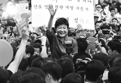 10日,首尔,新国家党实际党首朴槿惠在支持者欢呼声中正式宣布竞选总统 10日,首尔,新国家党实际党首朴槿惠在支持者欢呼声中正式宣布竞选总统