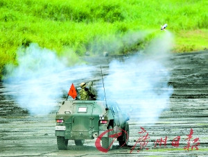 在日本2011年度富士综合火力演习中,自卫队士兵在发射01式轻型反坦克导弹。 在日本2011年度富士综合火力演习中,自卫队士兵在发射01式轻型反坦克导弹。
