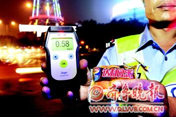市民连吃两个蛋黄派后,测试出来的结果居然高达0.58 记者 王媛 摄 市民连吃两个蛋黄派后,测试出来的结果居然高达0.58 记者 王媛 摄