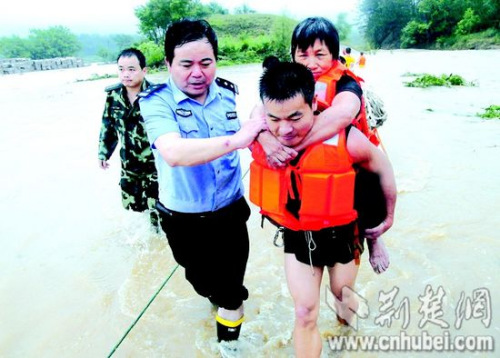 图为:民警和武警合力将受困的婆婆转移到安全地带 (通讯员张雷摄) 图为:民警和武警合力将受困的婆婆转移到安全地带 (通讯员张雷摄)