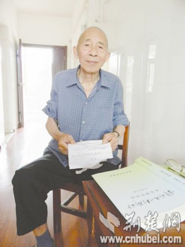 老杨最爱书,两眼昏花了还在看在写 老杨最爱书,两眼昏花了还在看在写