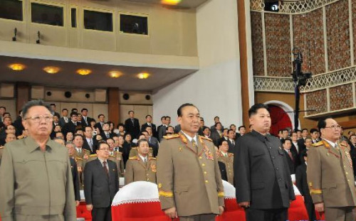 左起第二人为李英浩(资料图) 左起第二人为李英浩(资料图)