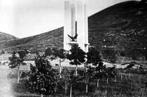 1947年9月新一军公墓落成典礼前纪念塔远景。