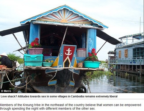 柬埔寨克伦部落女孩居住的“性爱小屋”(网页截图)