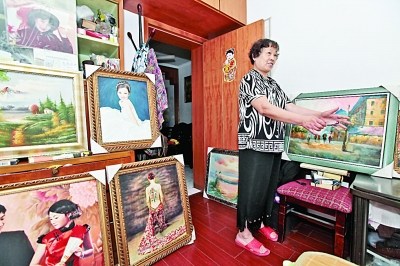 68岁的婆婆展示她的作品。 扬子晚报记者 秦翼 摄
