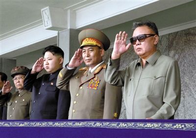 2011年9月10日，金正日与金正恩、朝鲜总参谋长李英浩右二。资料图片