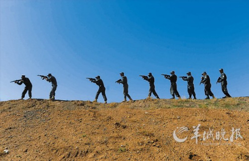 2012年3月,一群阿富汗警察在训练。北约部队撤离后,阿富汗警察维持治安的任务将大大加重。 2012年3月,一群阿富汗警察在训练。北约部队撤离后,阿富汗警察维持治安的任务将大大加重。