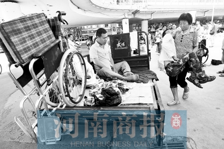 由于行动不便,两个孩子需要母亲抱着上下车。河南商报记者 侯建勋 摄 由于行动不便,两个孩子需要母亲抱着上下车。河南商报记者 侯建勋 摄